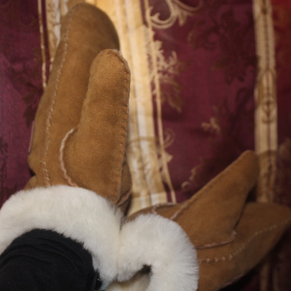 Last one ! brand new with tags ugg gloves - Picture 3 of 5